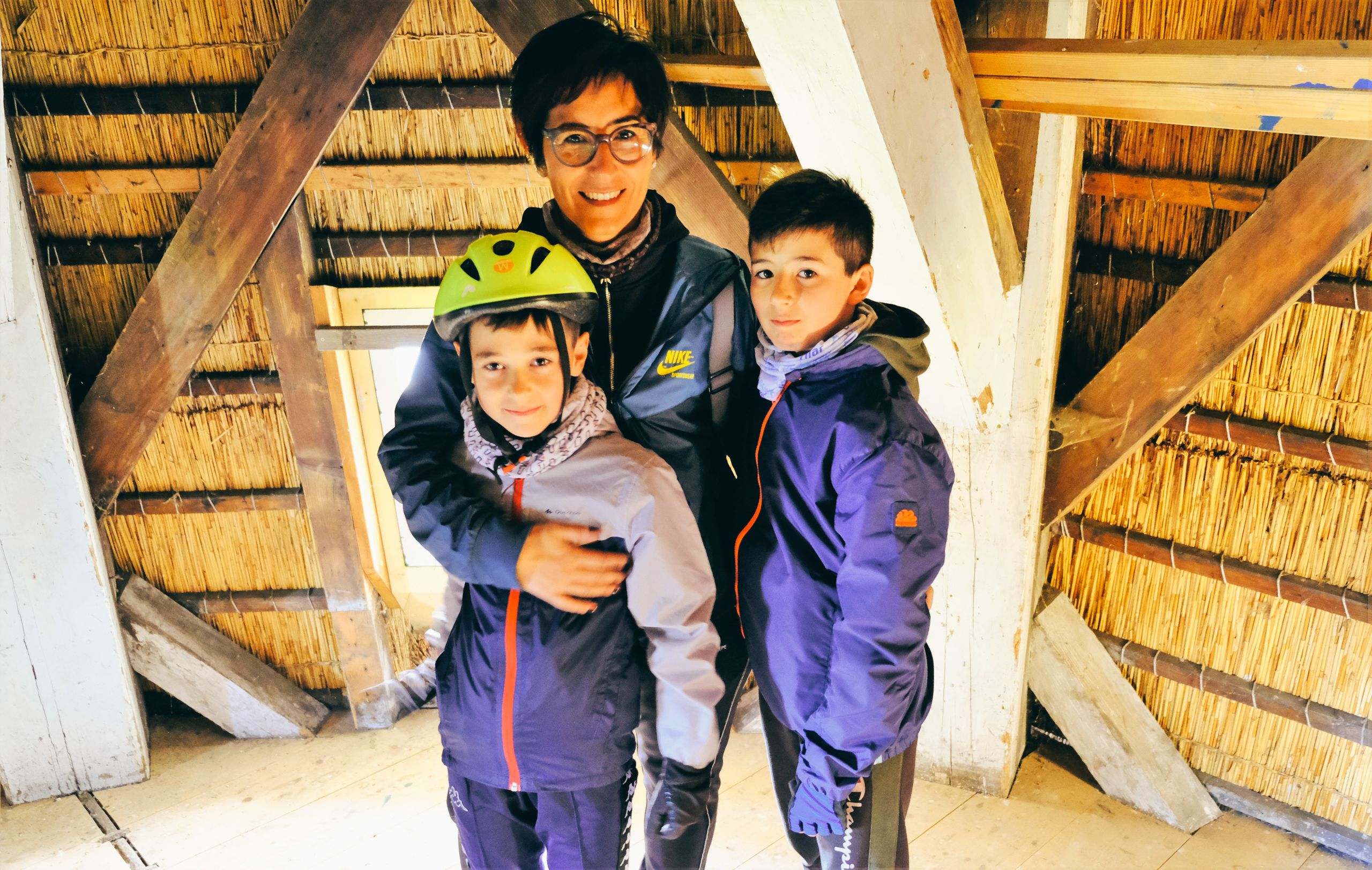 Famiglia visita un mulino a vento durante tour in bici in Olanda